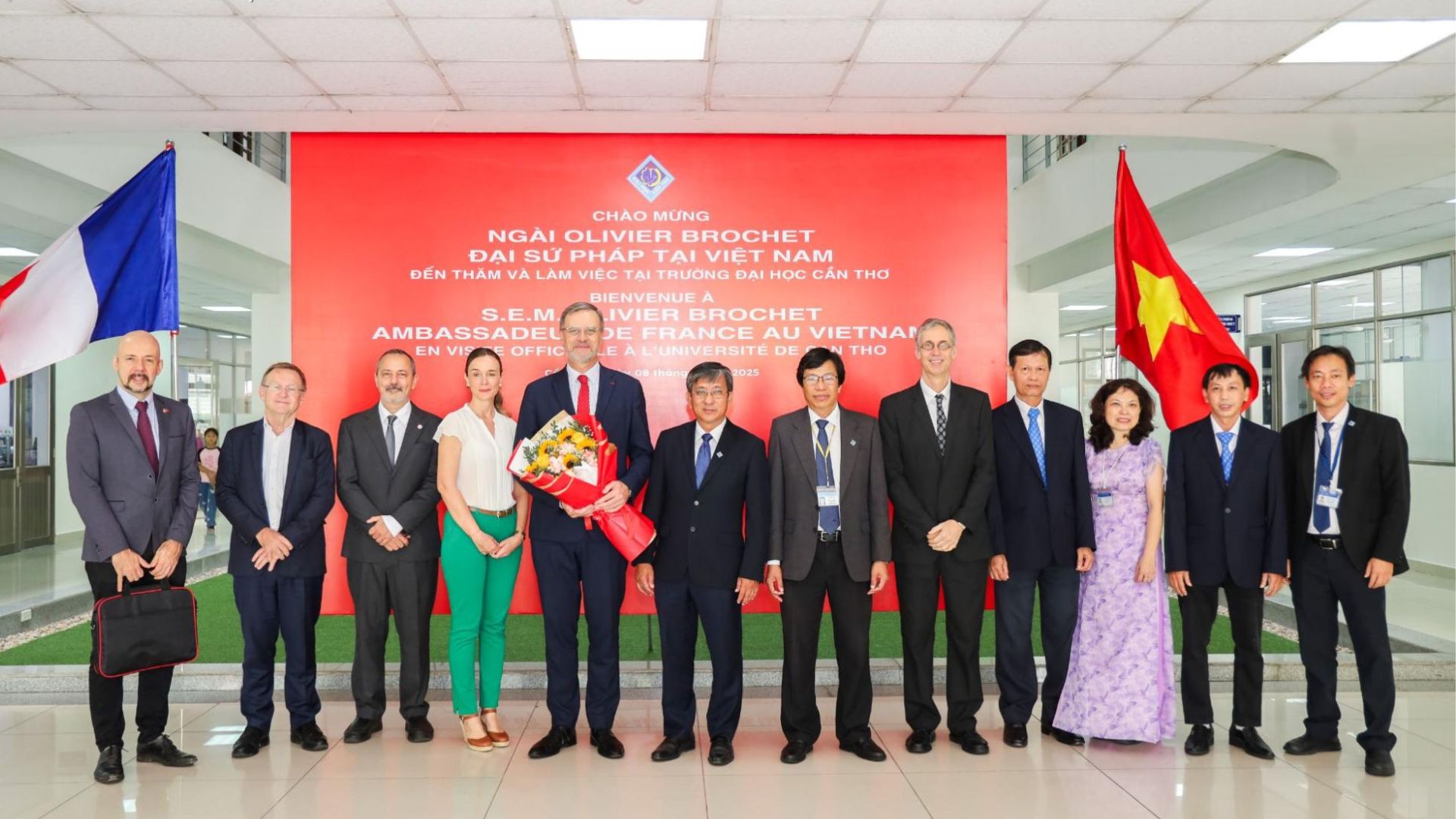 Can Tho University Welcomes the French Ambassador to Vietnam and…