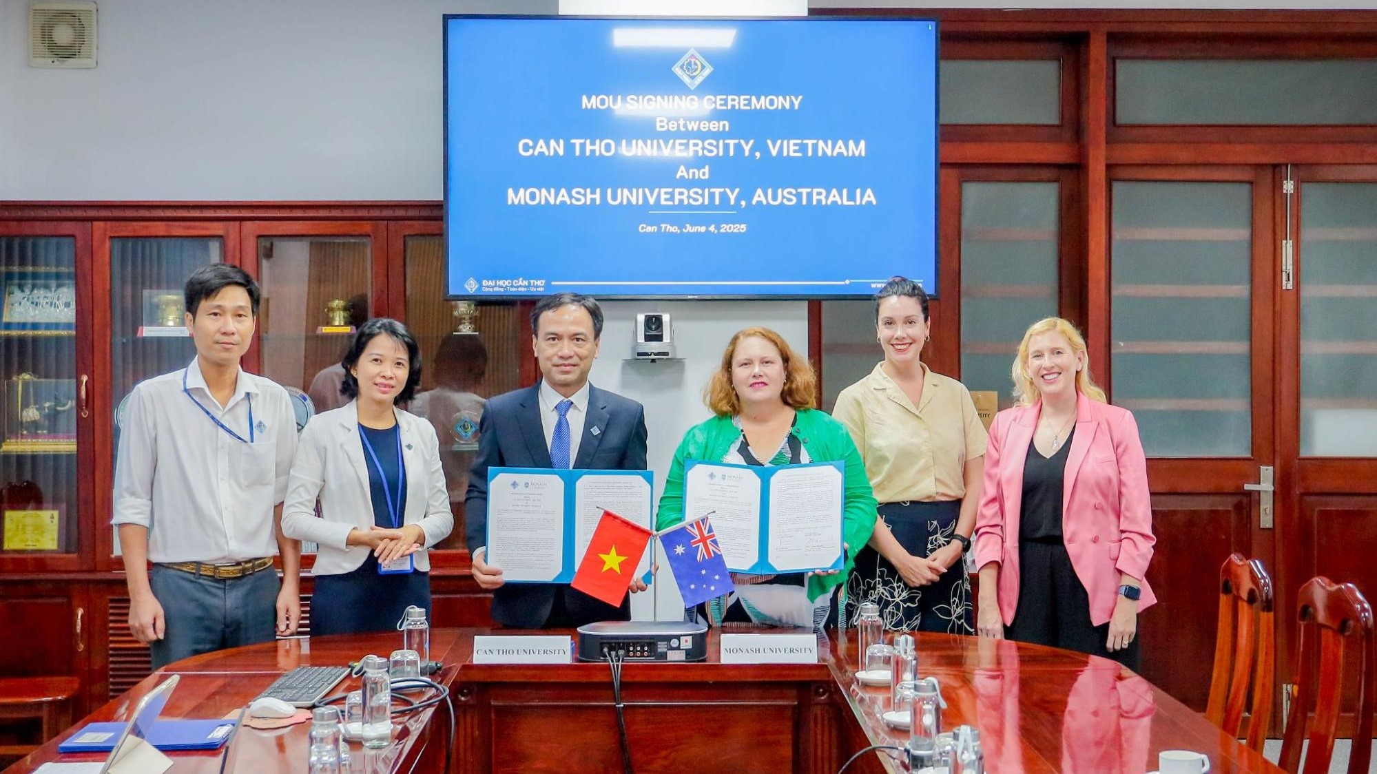 Can Tho University Signs Memorandum of Understanding with Monash University