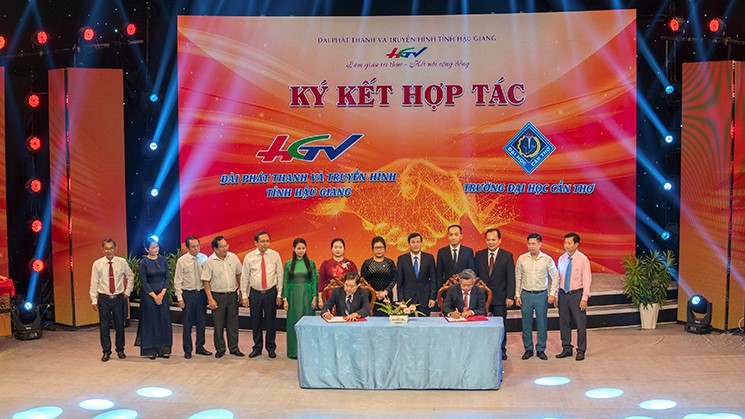 Cooperation agreement signing ceremony with Hau Giang Radio and Television